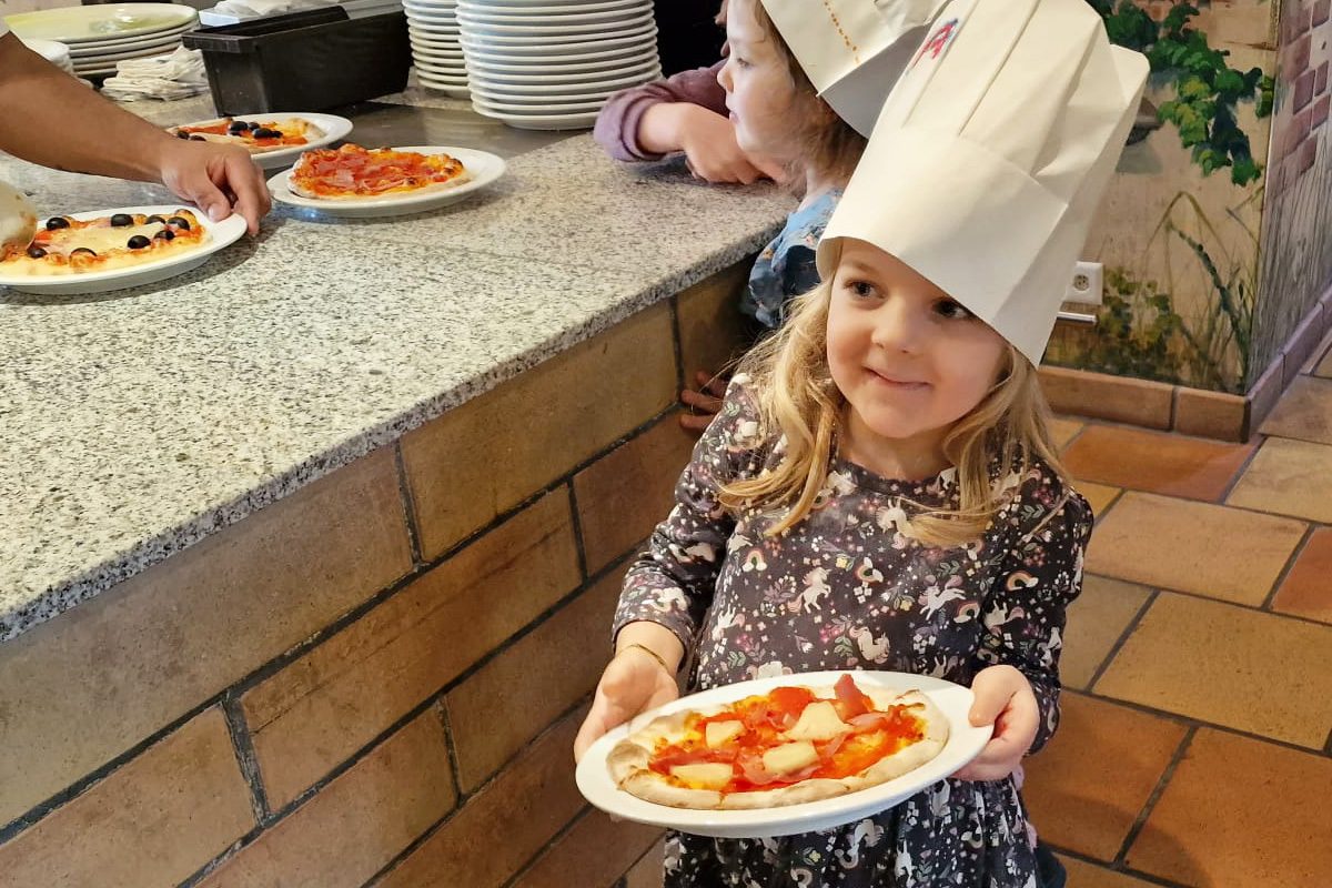Kinder backen Pizza, Pizzeria Giardino, Kloten, achesa Group