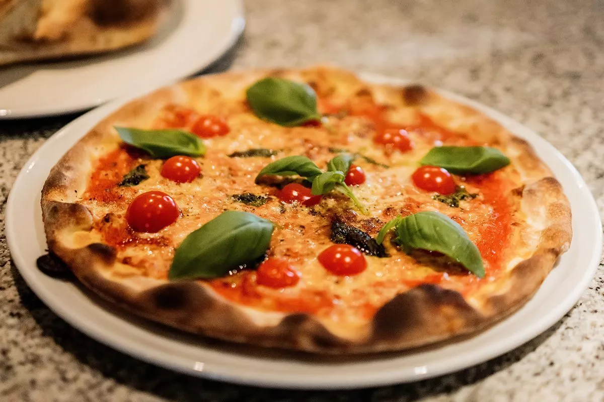 Pizza frisch aus dem Ofen, Pizzeria Giardino, Kloten, achesa Group